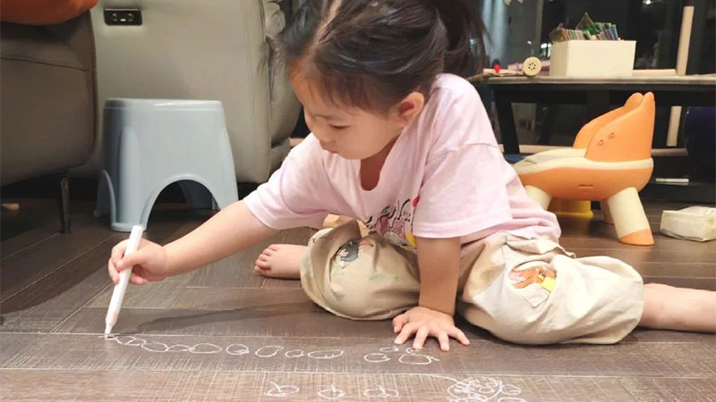 熊孩子趴地搞藝術，家里地板變畫布！媽媽：幸好當初買的是天格